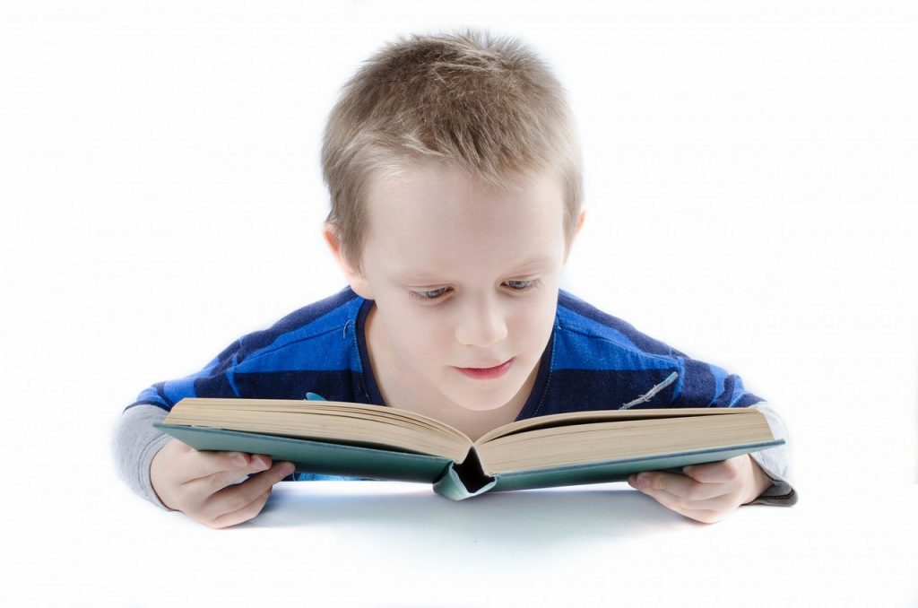 czytający chłopiec